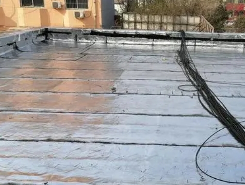 乐亭卫生间漏水维修公司分享下乐亭屋面楼顶防水刚性防水层施工要点。